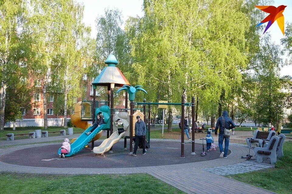     Часто родители курят, отойдя от детской площадки всего на метр Сергей ГРАЧЕВ