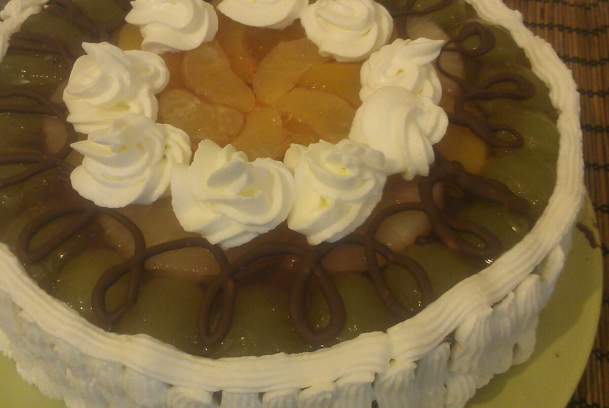    Торт с банановым кремом и фруктами в желе