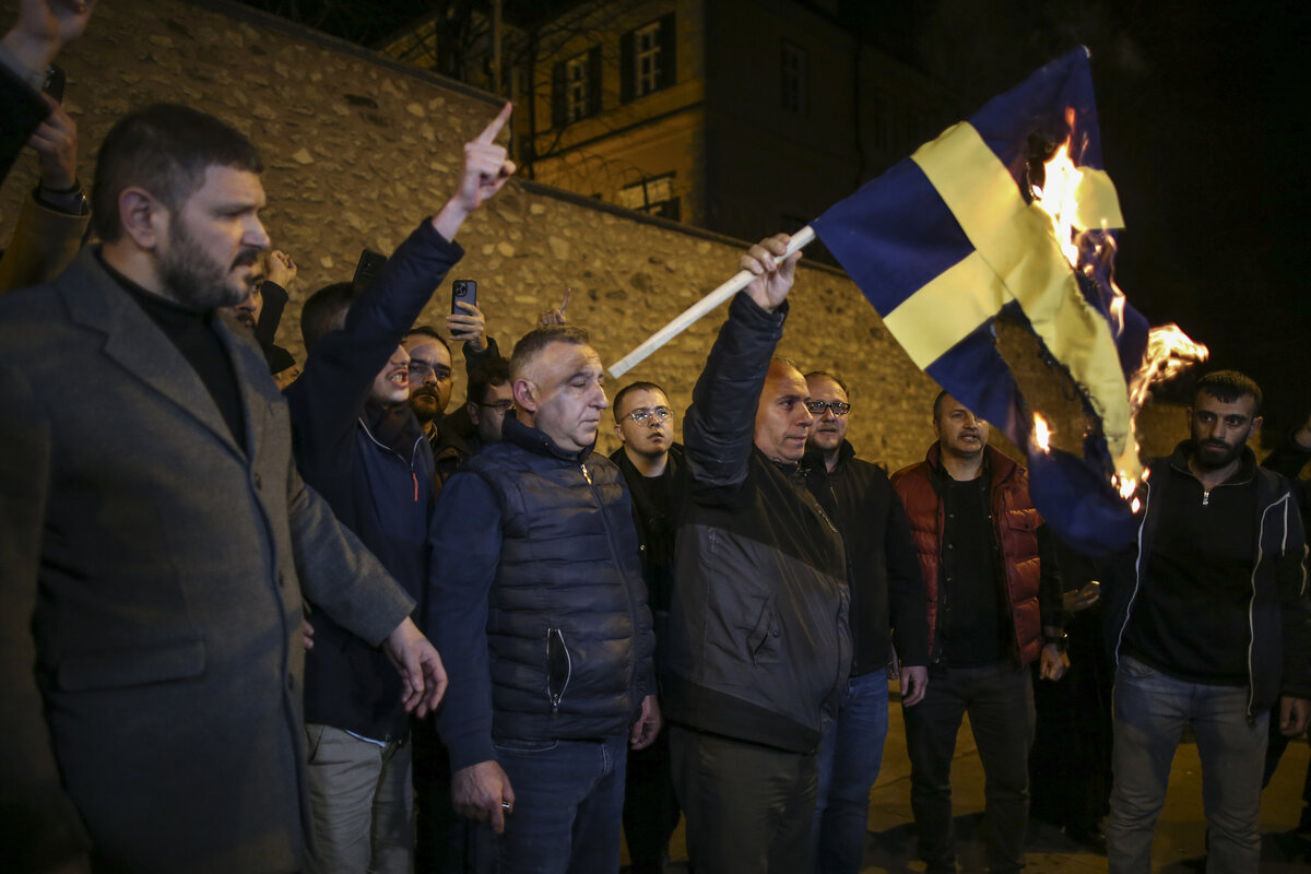     Акция протеста у генконсульства Швеции в Стамбуле, во время которой активисты демонстративно сожгли шведский флаг, 21 января 2023 года / AP / Emrah Gurel