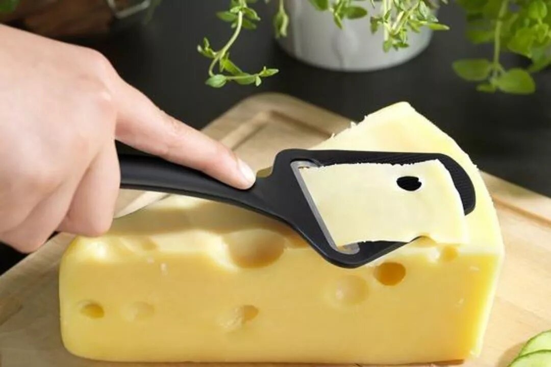 Как отличить сыр. Hjälpreda хэлпреданож для сыра, черный, 22 см. Нож для сыра икеа. Икеа ножи для кухни. Нарезать сыр без ножа.