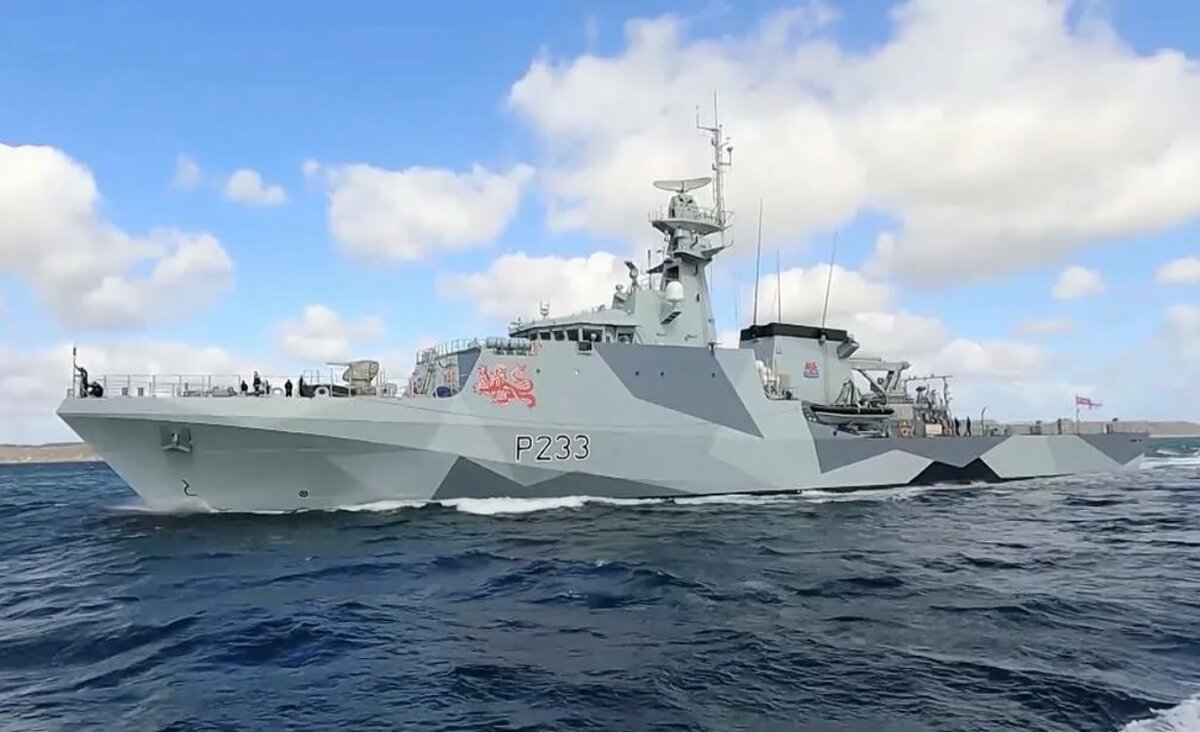 Британский военный корабль "HMS Tamar" в акватории острова Джерси. В это время премьер-министр Великобритании Борис Джонсон заявил о "непоколебимой поддержке Джерси".