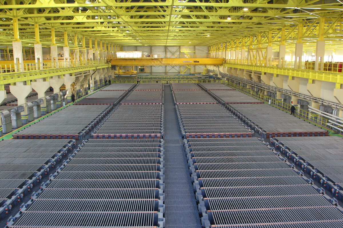 Все, что вы видите на полу цеха — это ванны с раствором серной кислоты, анодами и катодами. 