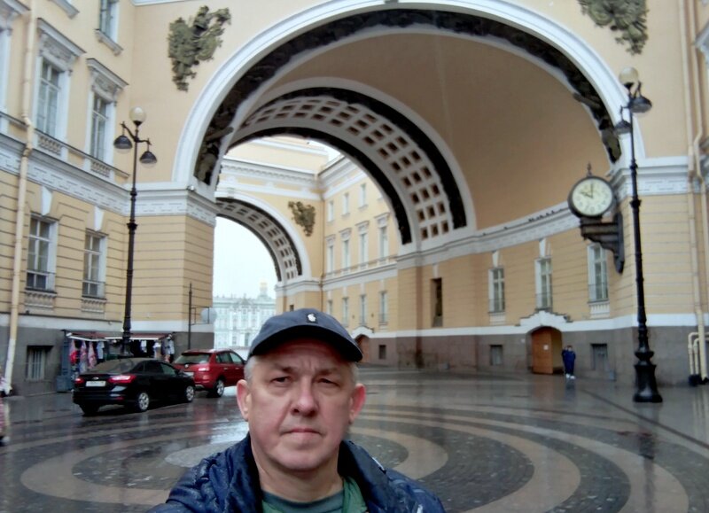 У арки Главного штаба в Санкт-Петербурге. Фото моё