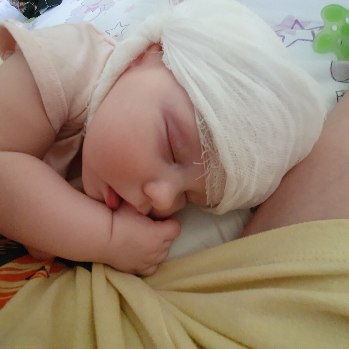 Ребенок упал с кровати: что делать, как распознать сотрясение или перелом? - KinderKlinik