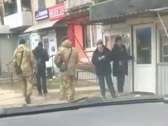     фото: сотрудники военкомата окружили гражданина призывного возраста для вручения повестки. Кадр видео, источник: соцсети