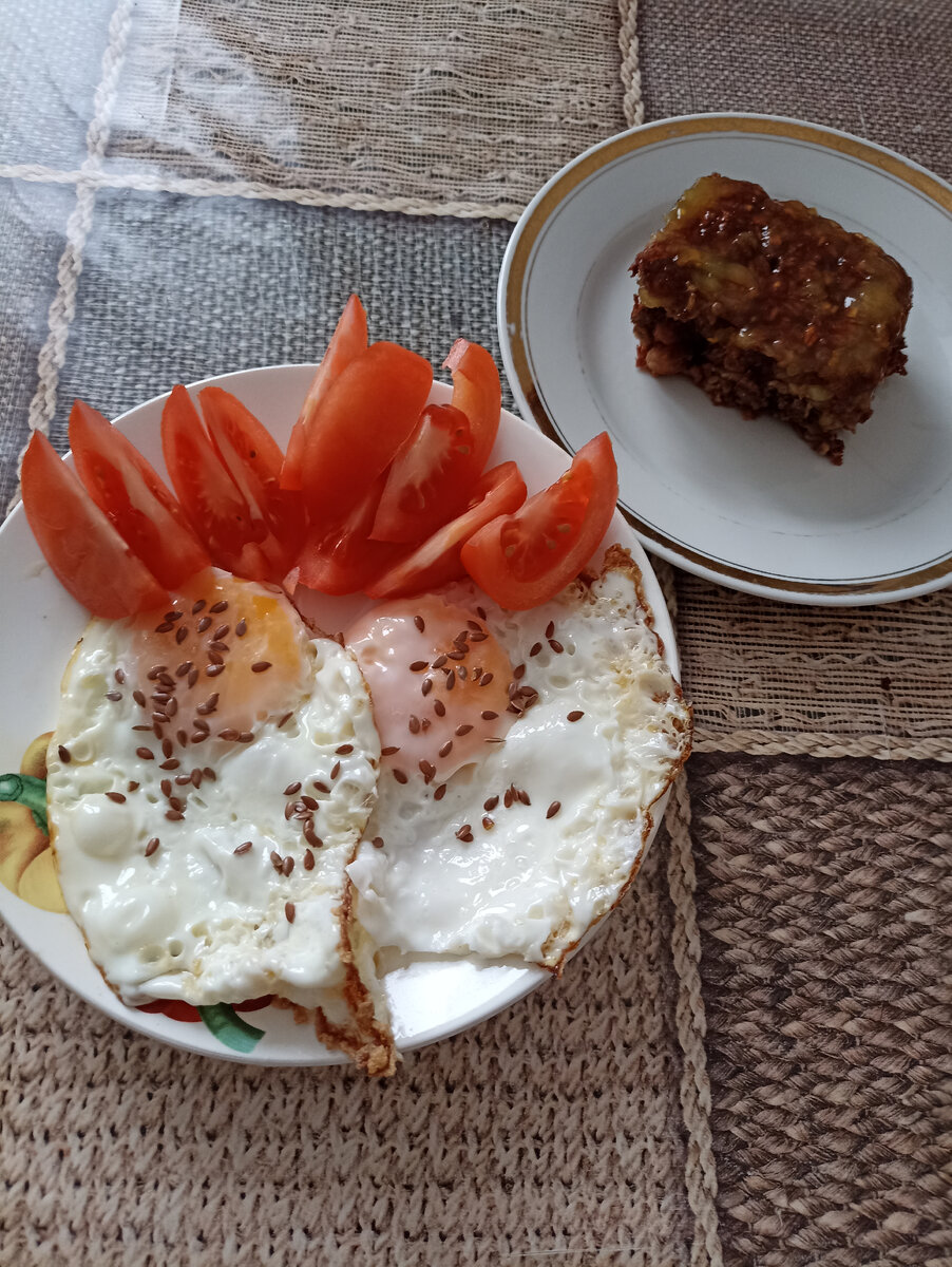 Яичница с помидором. Чай с овсяным пирогом. 