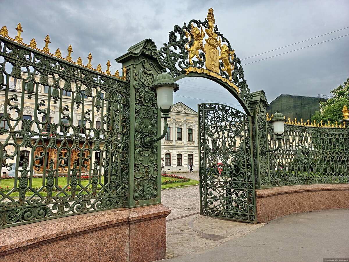 Родовой герб Шереметевых над въездными воротами