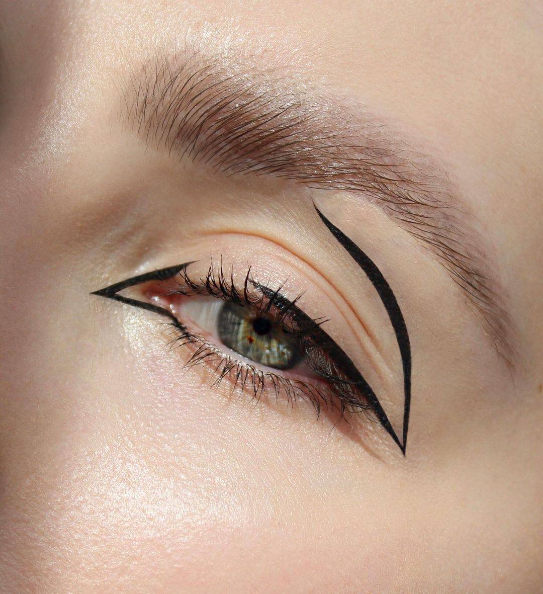     Графичные стрелки: вдохновляющие варианты для тех, кто устал от классики. Фото: @maryloveofficial