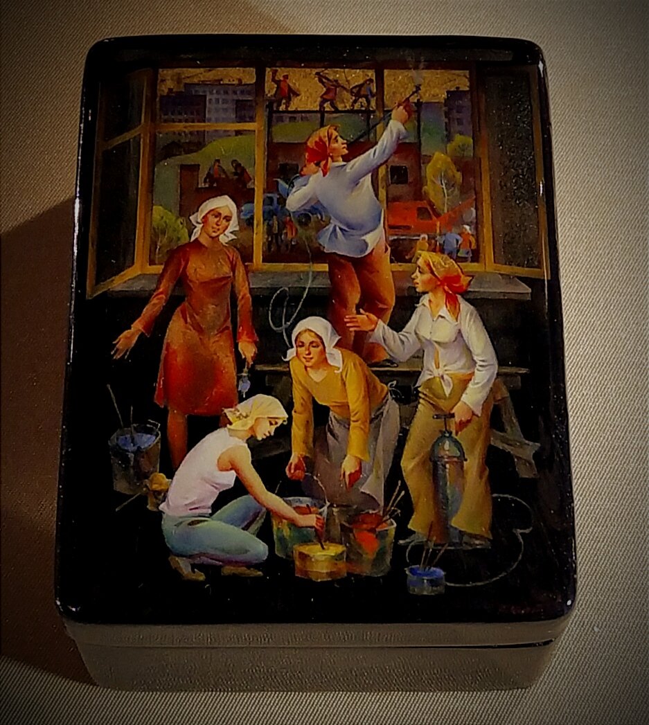 Коробочка "Строители", С.С. Чистов, Федоскино, 1976г.(папье-маше, лак, масло, металлические порошки, сусальное золото, миниатюрная живопись). Фото сделано мной.