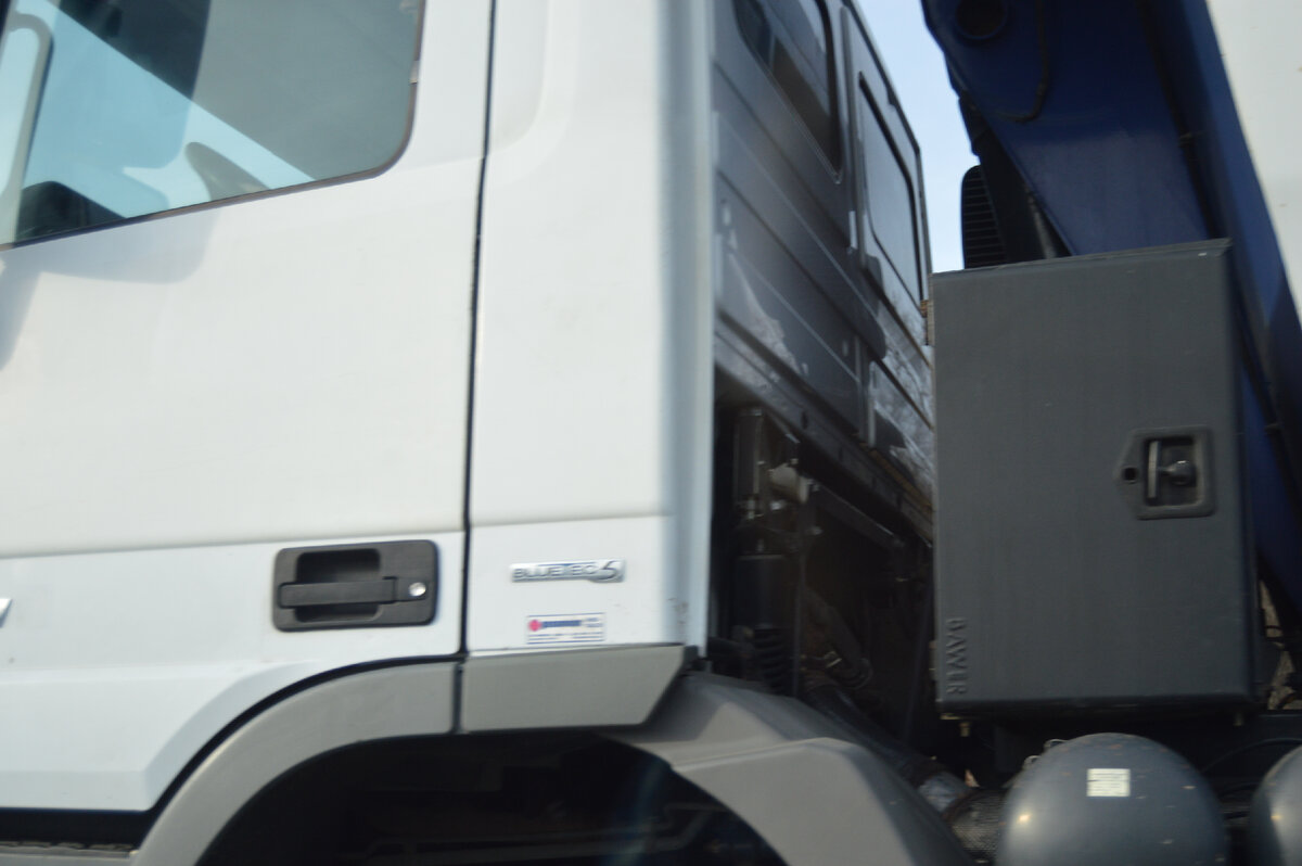 Фото автора. Интересно, что это за ящик на этом автомобиле? Снимок по ходу движения.