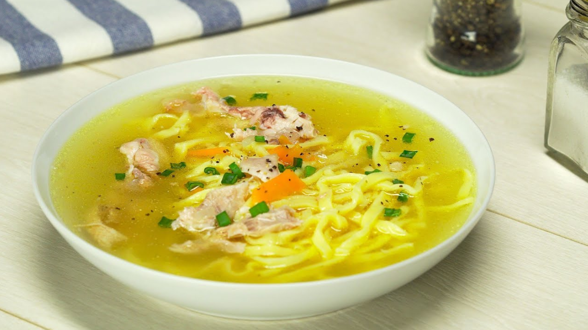Куринный суп с лапшой и яйцом. Фото взято из открытых источников.