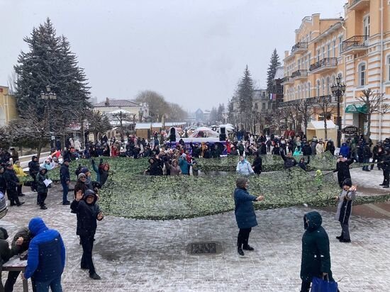     В Кисловодске сплели сети для отправки военнослужащим.Фото: Администрация Кисловодска.