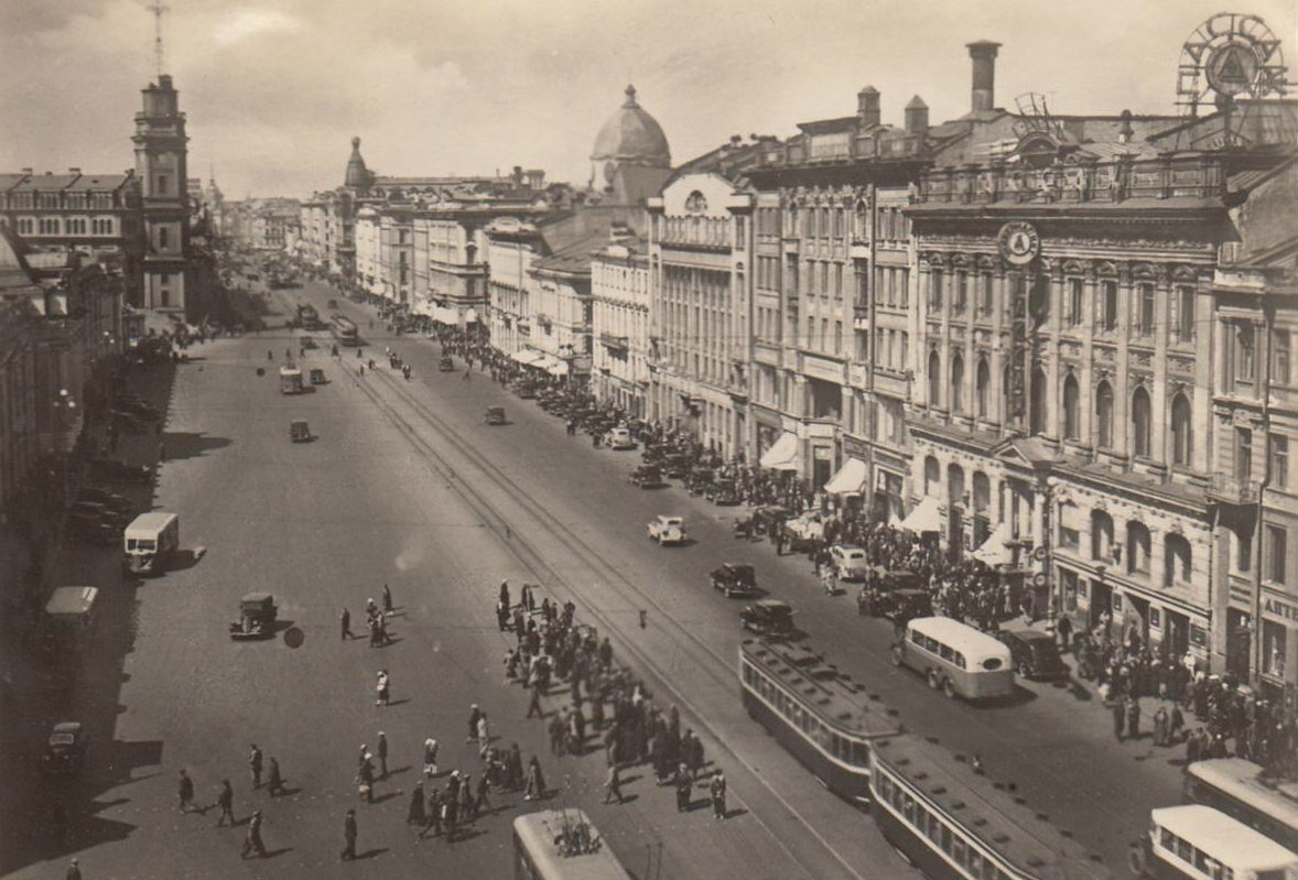 Так выглядел Невский проспект 25.10.1939 года. Слева башня Городской Думы, справа вдали виден Дом Книги. 