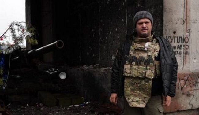 На снимке: Андрей Никитин в зоне СВО. Зачем ему автоматные магазины при отсутствии автомата, не знаем.