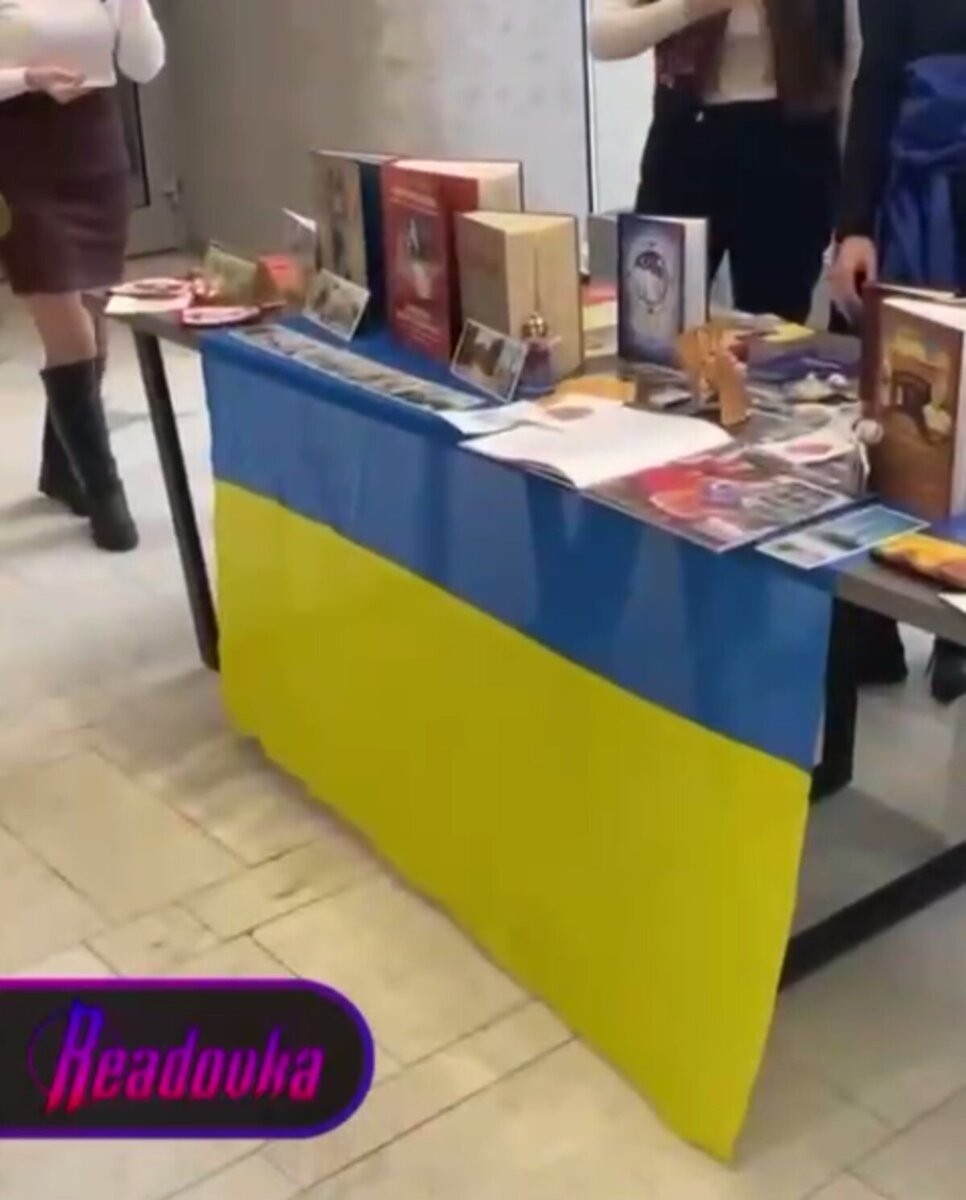 В главном корпусе РУДН вывесили украинские флаги | Readovka.news | Дзен