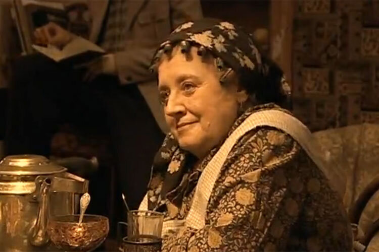 Кадр из сериала "МУР ест МУР". Марина Полицемайко в роли тёти Розы Гольдиной