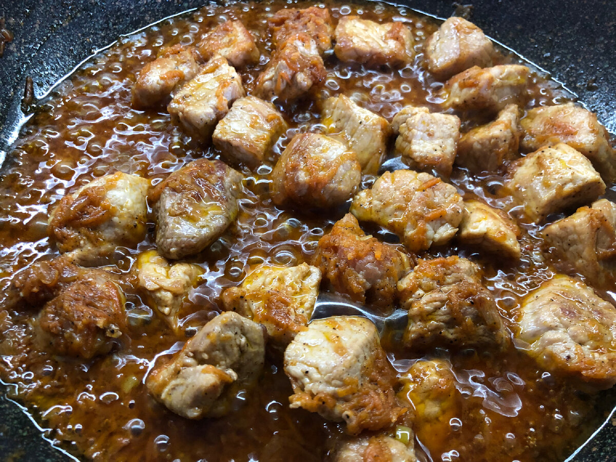 Мясо с луком, морковкой и приправами