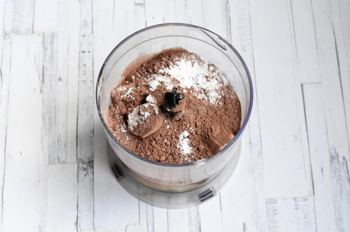 Кекс в микроволновке с какао. Банановый кекс в кружке. Кекс в микроволновке. Вкусный банановый магкейк. Банановый кекс в микроволновке.