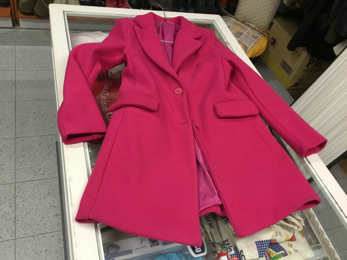 Вот такой яркий цвет в этом сезоне на пике моды. Пальто из Толстого трикотажа выглядит как драповое. Стоит 5 евро. 