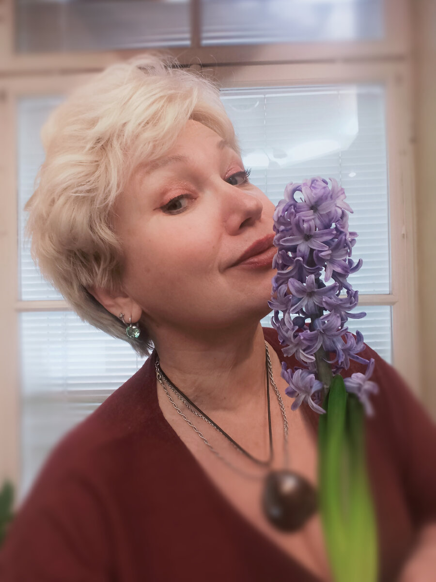 На днях я поняла, что мой любимый цветок - гиацинт. Из-за запаха. Духов.