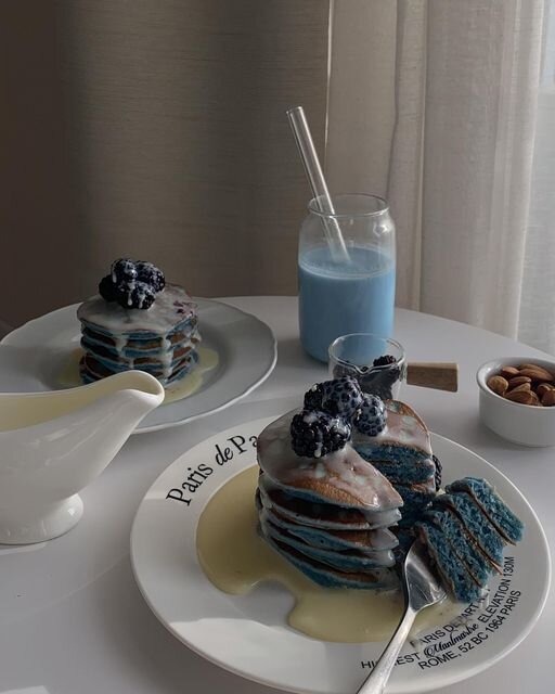 Ингредиенты: 🥞 Молоко 250 мл 🥞 Растительное масло 3 ст.л. 🥞 Яйца куриные 1 шт 🥞 Сахар 4 ст.л. 🥞 Разрыхлитель 2 ч.л. 🥞 Мука 170 г 🥞 Соль щепотка 🥞 Матча синяя 1 чайная ложка (или меньше, смотря, какой цвет вы хотите получить)   Приготовление: 1.Молоко, яйцо, масло, сахар и соль смешать все вместе в одной миске венчиком.   2.Муку отдельно смешать с разрыхлителем, добавить просеянную  матчу и вмешать в жидкую смесь. Размешивать венчиком до однородной массы без комочков.   3.Выпекать на сухой сковороде, на среднем огне с двух сторон до образования пузырьков   4.Панкейки готовы, приятного аппетита 💙🫐🥞