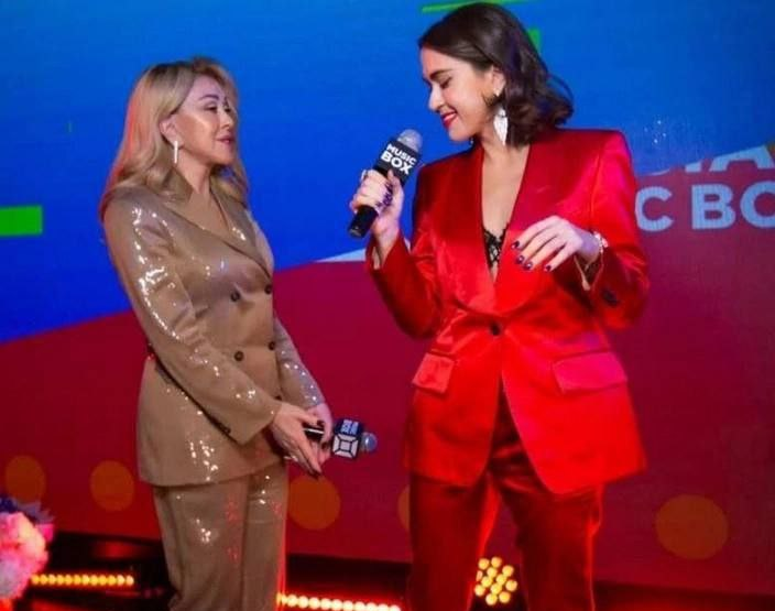 Мать и дочь вместе выступили на сцене