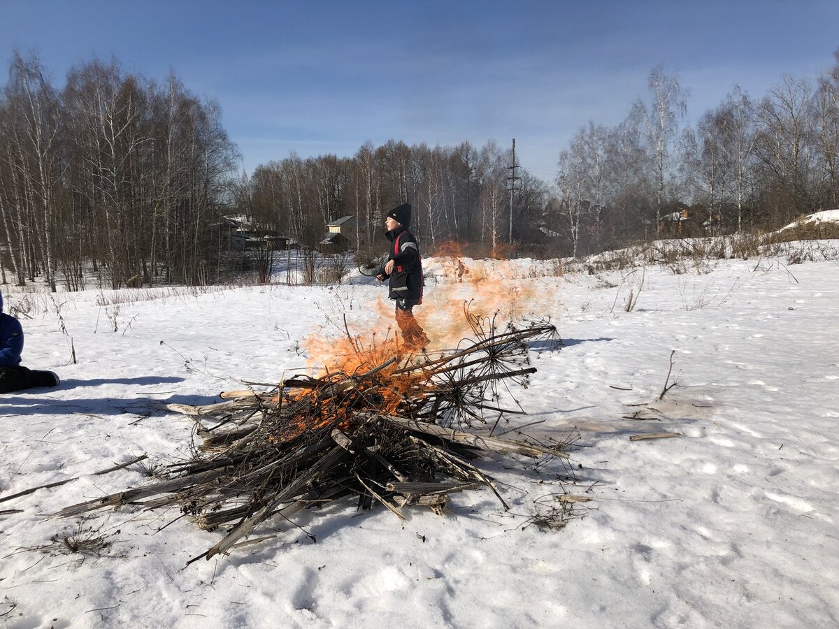На выходных на природе мы захотели разжечь костер из старого борщевика. Вот и отметили заодно весеннее равноденствие ☺️