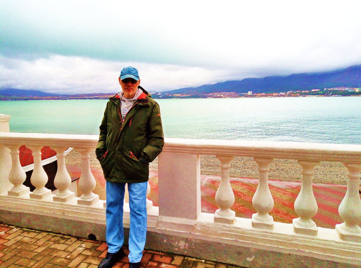 Михаил Лекс, автор рассказа и канала. Геленджик, пляж ДОЛ «Нива», набережная