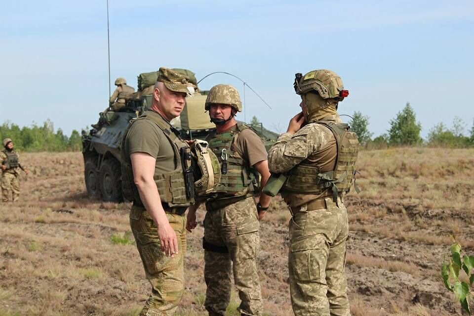    Командующий Высокомобильными десантными войсками ВСУ генерал-лейтенант Михаил Забродский (слева) в 95-й ОДШБр, 2017 год Mil. gov. ua