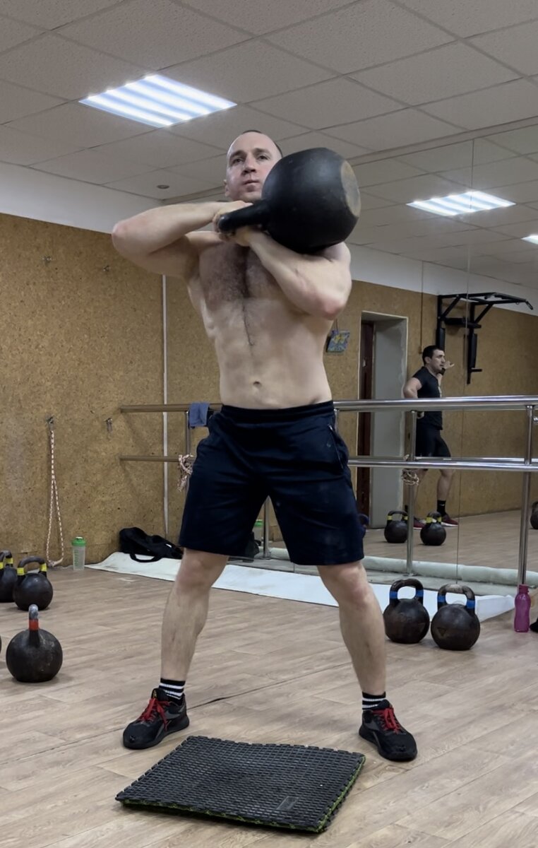 Взятие гири 72 кг на грудь. 