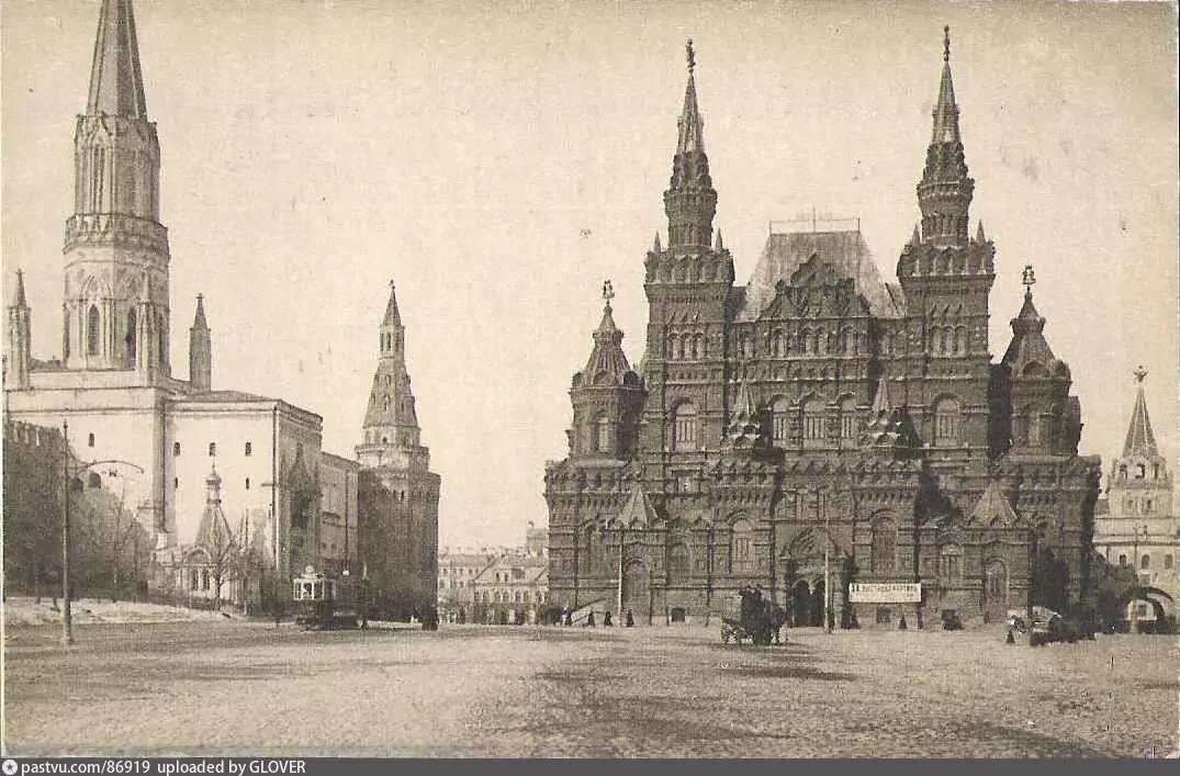 Трамвай на Красной площади со стороны Кремлёвского проезда, 1914-1917. С сайта www.pastvu.com.