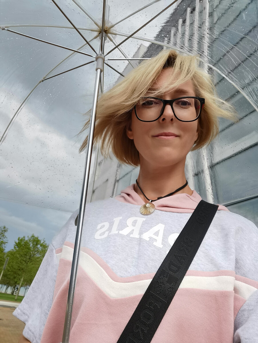 Очень люблю экспериментировать. То волосы отрежу, то бомжевать на Мальдивы уеду