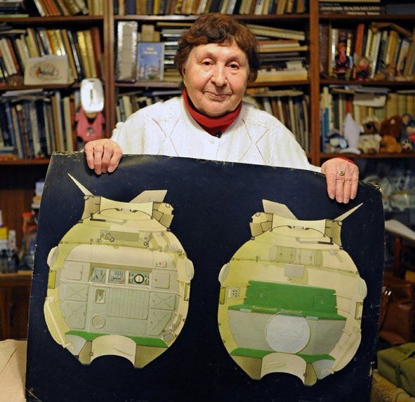 Г. А. Балашова со своим проектом орбитального отсека. С сайта: vesvks.ru 