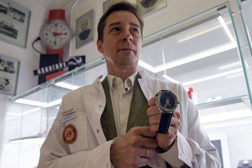 Henderson владелец. У актёр хендерсон форсайт. Дэвид хендерсон стюарт семья. Дэвид хендерсон стюарт. Дэвид хендерсон-стюарт часы.