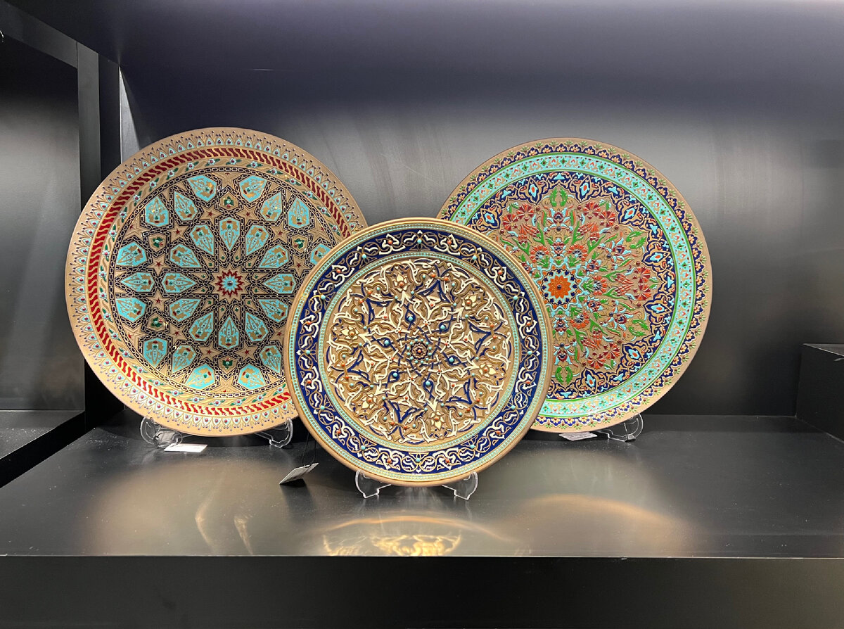 Декоративные тарелки в магазине Paşhabahçe