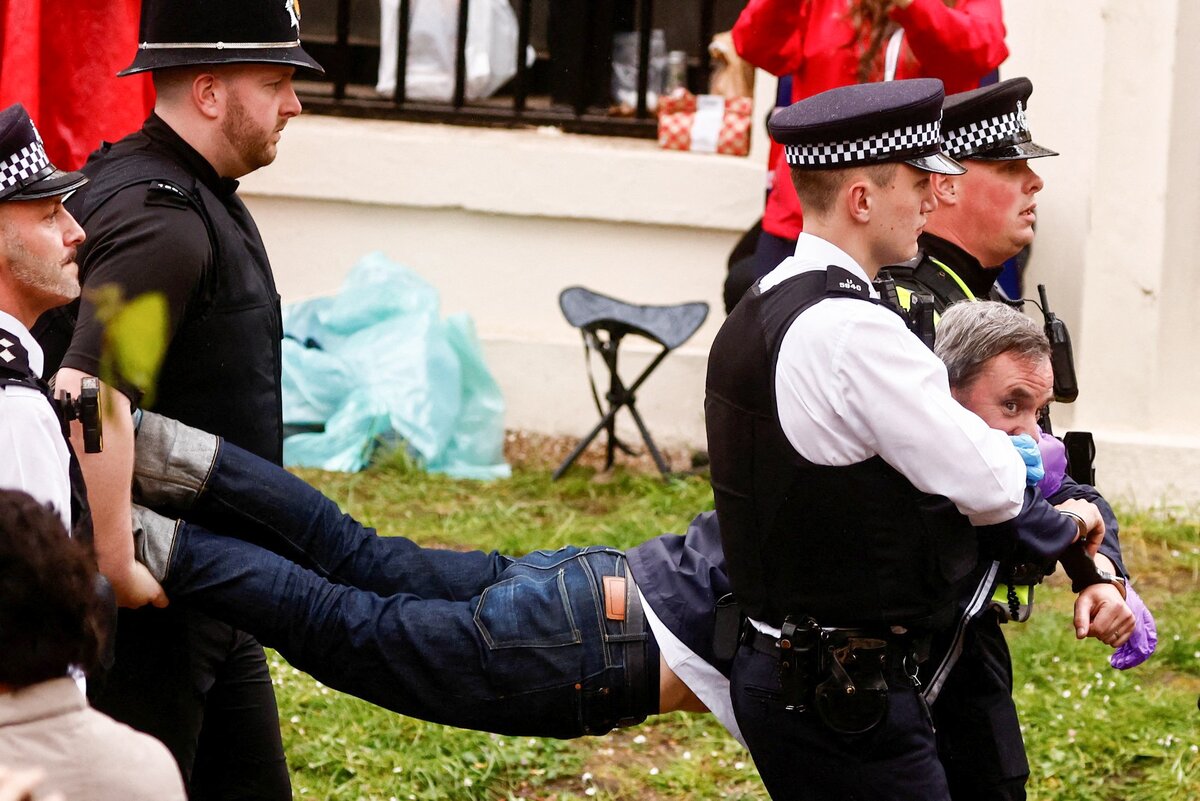 https://cdnstatic.rg.ru/uploads/photogallery/2023/05/06/2023-05-06t091035z_828993076_rc2ws0acs54s_rtrmadp_3_britain-royals-coronation_result_794.jpg
