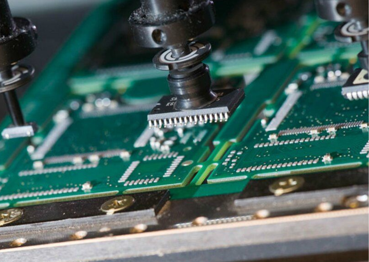 Изготовление печатных плат. SMD компоненты для поверхностного монтажа. Линия SMD монтажа печатных плат. СМД монтаж на печатные платы. Компоненты для сборки электронной платы.