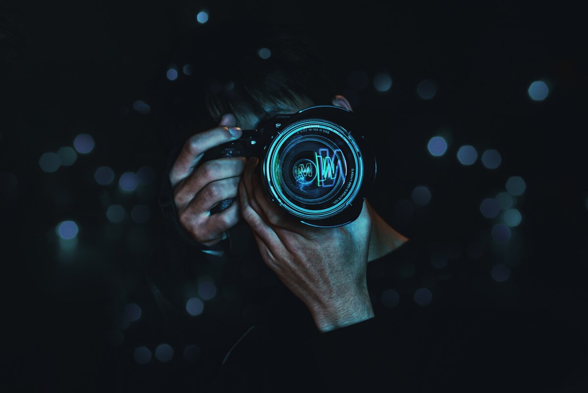    Чтобы обучиться фотографии, можно читать книги, но проще и интереснее найти фотокурсы, где практикующий автор объяснит основы, поделится секретами и даст обратную связь / Фото: unsplash.com