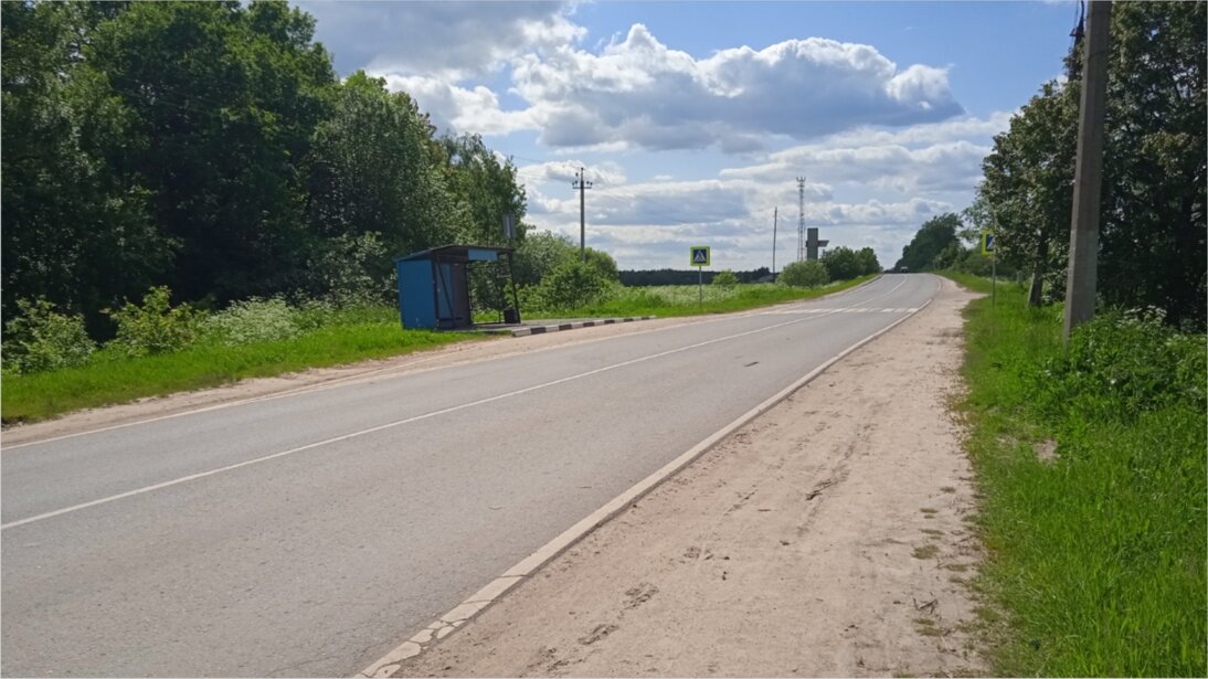 Старая, но действующая автобусная остановка