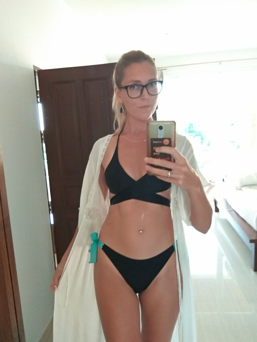 Мне 42 года, я замужем и у меня двое детей, кот и собака. 