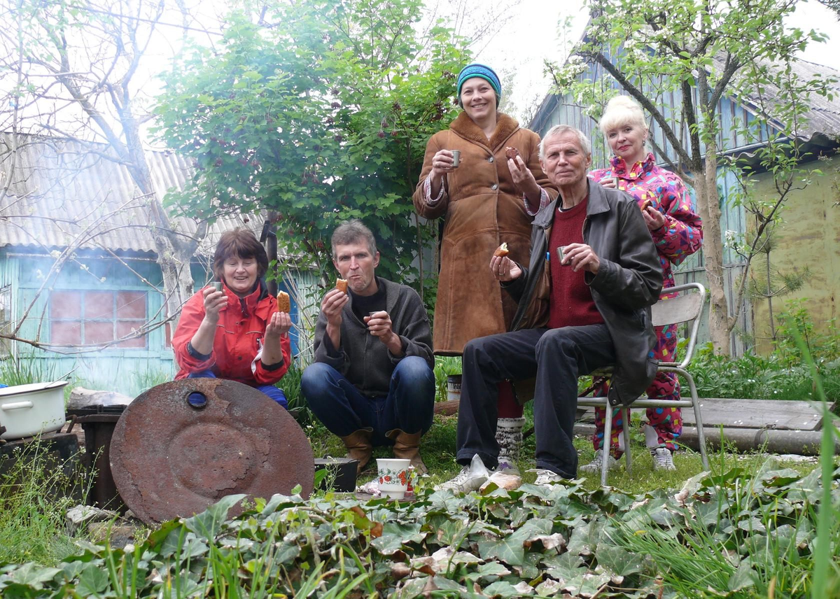 На фото - мирный Херсон, 2011 год, у барда Андрея Березина на даче... 