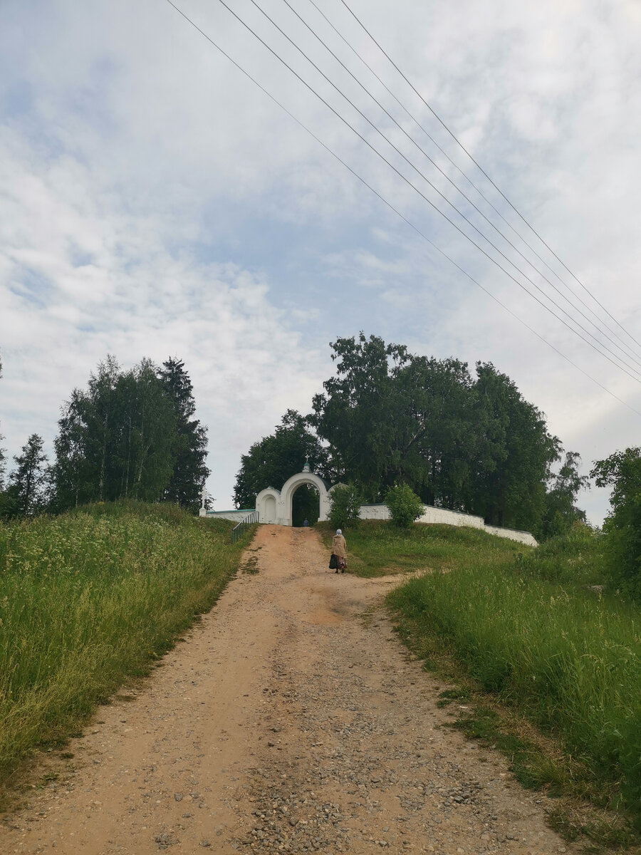 дорога к храму Живоначальной Троицы 