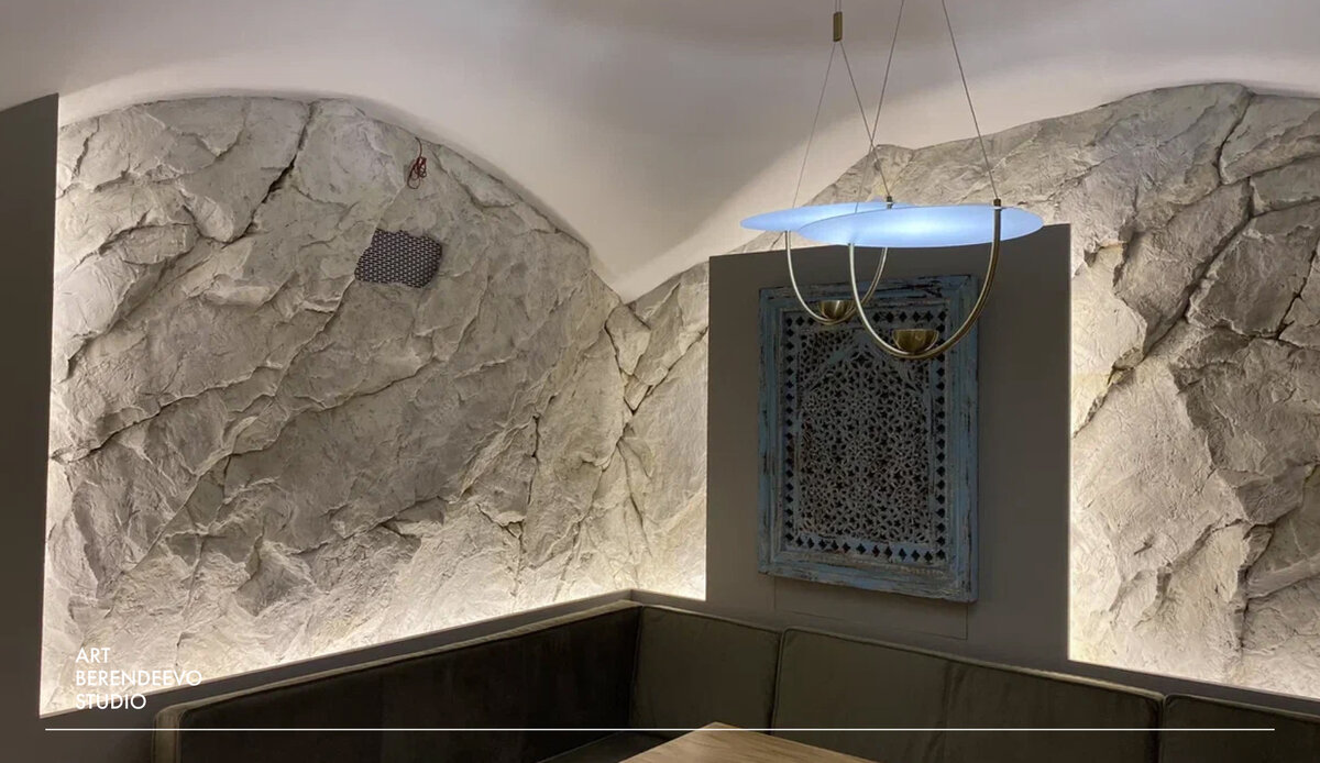Отделка стен ресторана искусственными скалами из архитектурного бетона | проект ART BERENDEEVO STUDIO