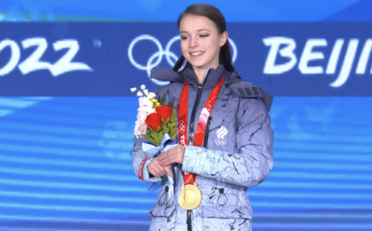 Анна Щербакова. Церемония награждения на Олимпиаде 2022. Источник фото: официальный сайт Первого канала.