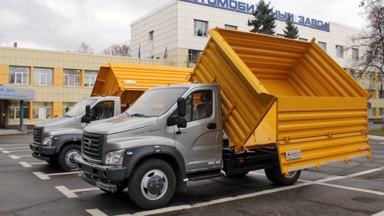 Самосвалы на шасси ГАЗон Некст у проходной Саранского завода самосвалов