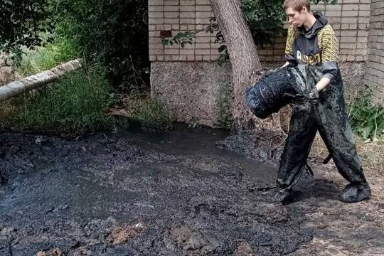    В Челябинской области под окнами дома устроили склад фекалий