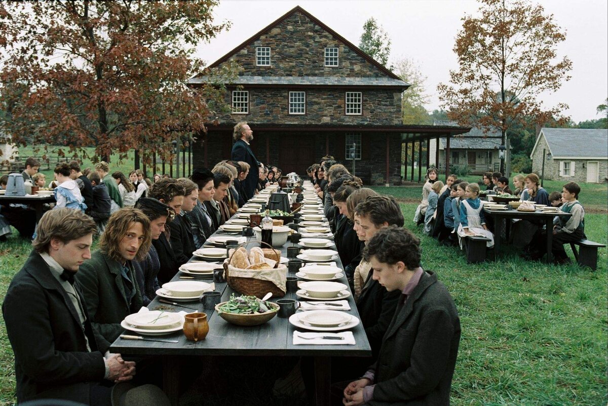 Счастливая деревенская жизнь... Обратите внимание на фарфоровые или фаянсовые тарелки - в кустарных условиях их не сделать...