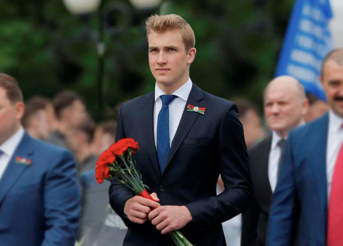Foto! Fiul lui Alexandr Lukașenko a susținut Ucraina la balul său de absolvire U