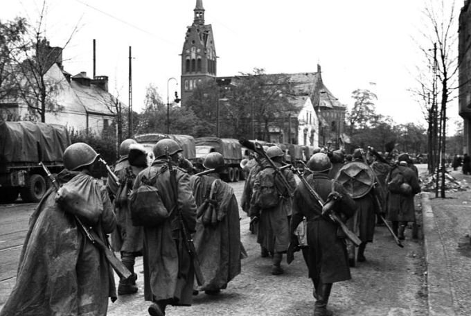 Подразделение минометчиков на марше в Берлине на улице Ам Тирпарк. Фото: waralbum.ru