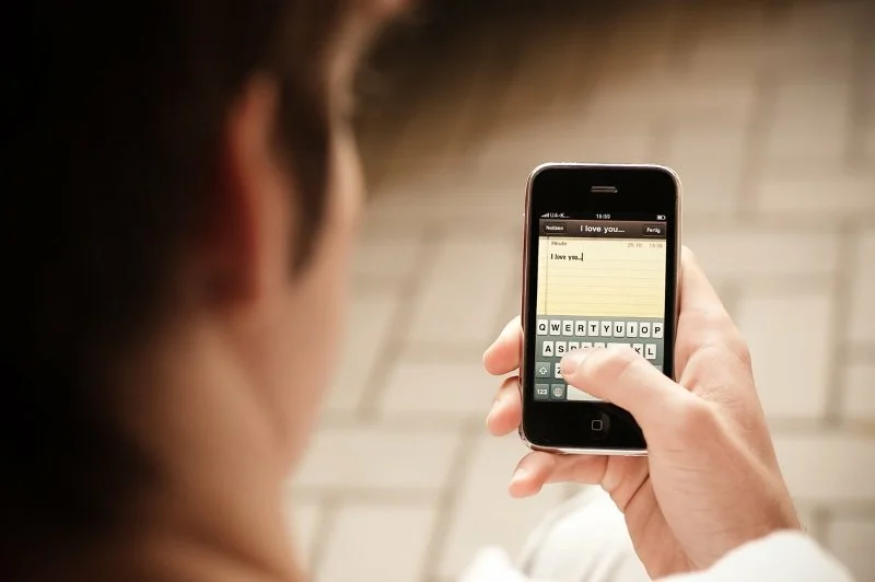 Телефон не пишет сообщения. Человек с телефоном в руке. Человек переписывается в телефоне. Девушка переписывается в телефоне. Телефон смс.